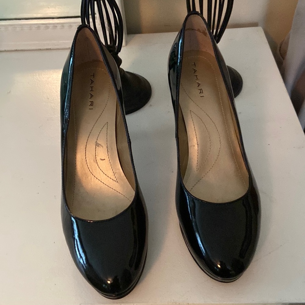 TAHARI “Carol” stunning black patent leather heels with gold trim! Like new!